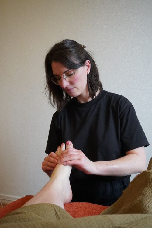 Léa en séance de réflexologie plantaire à Saint-Egrève